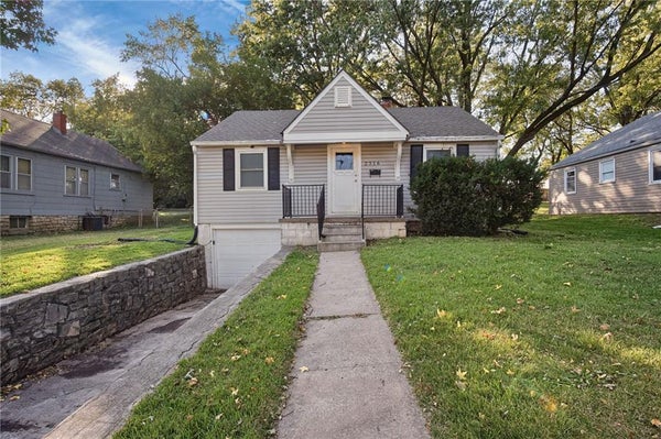 2316 BLUE RIDGE TER, INDEPENDENCE, MO 64052 - Image f138df7d998a65429cea25d8b20ef6cc/4024893602