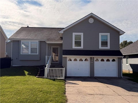 Photo of 905 Village Street, Leavenworth, KS 66048 (MLS # 2648069)