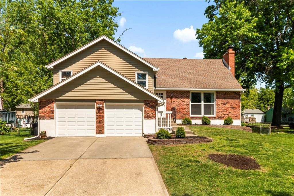 Photo of 8212 E 134th Terrace, Grandview, MO 64030 (MLS # 2618442)