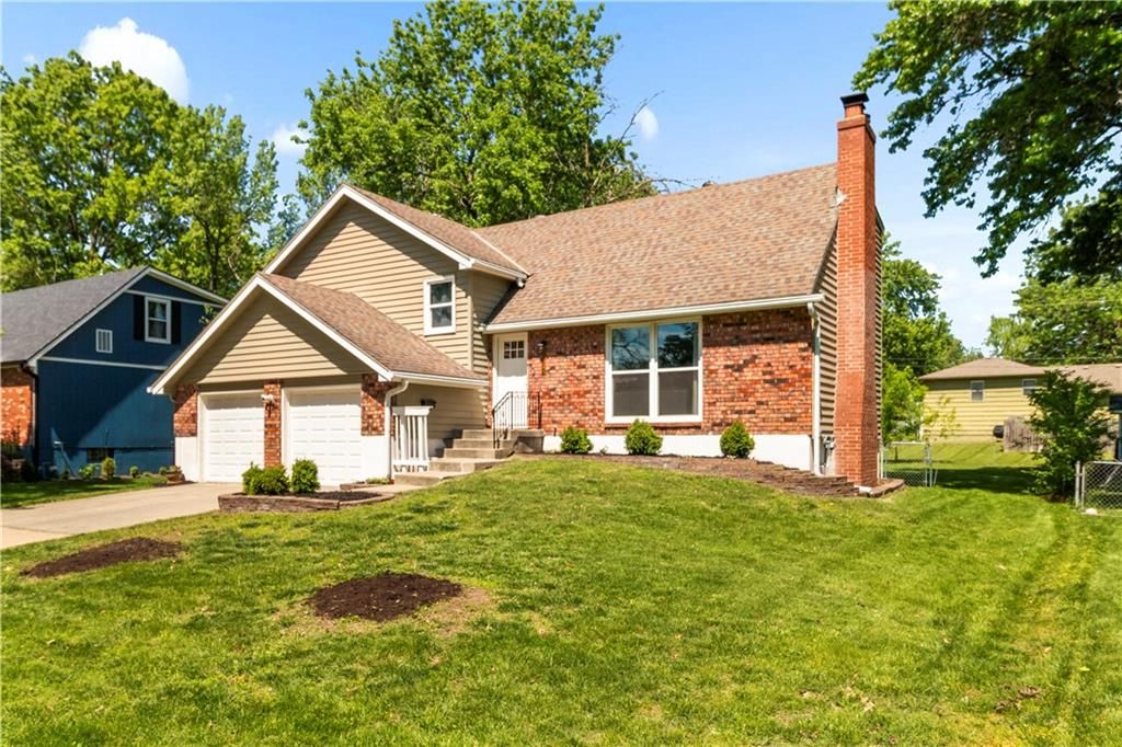 Photo of 8212 E 134th Terrace, Grandview, MO 64030 (MLS # 2618442)