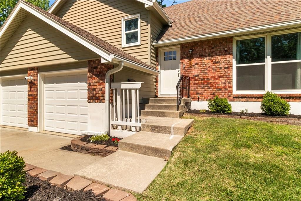 Photo of 8212 E 134th Terrace, Grandview, MO 64030 (MLS # 2618442)