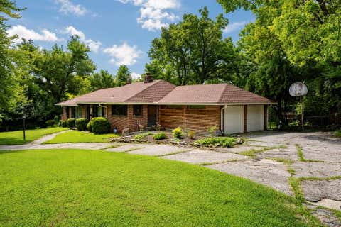 Photo of 221 E 97th Street, Kansas City, MO 64114 (MLS # 2637037)