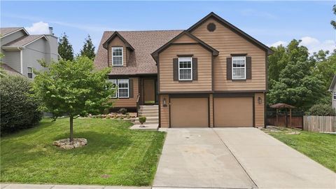 Photo of 1612 NE Bluff Street, Lees Summit, MO 64086 (MLS # 2627951)