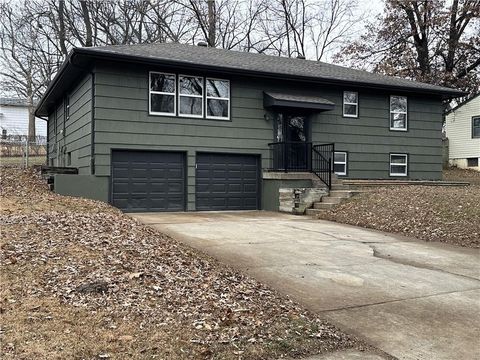 Photo of 406 Melrose Street, Liberty, MO 64068 (MLS # 2594778)