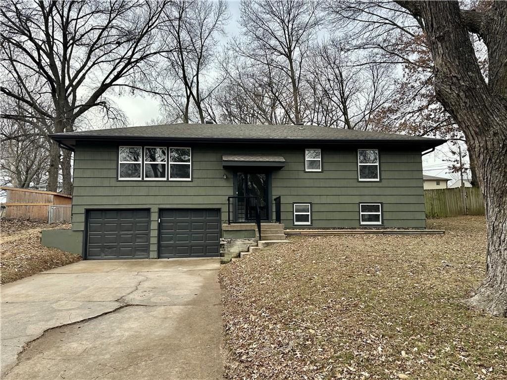 Photo of 406 Melrose Street, Liberty, MO 64068 (MLS # 2594778)