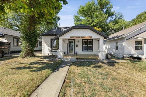 Photo of 726 Pacific Avenue, Osawatomie, KS 66064 (MLS # 2640780)