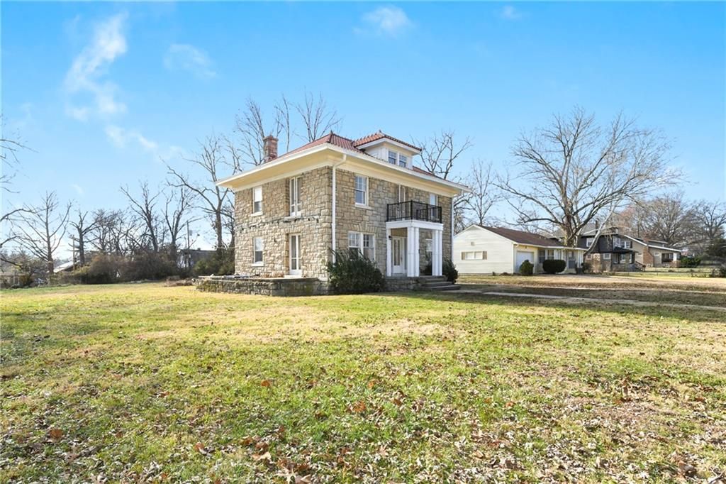 Photo of 4215 E 61st Street, Kansas City, MO 64130 (MLS # 2591869)