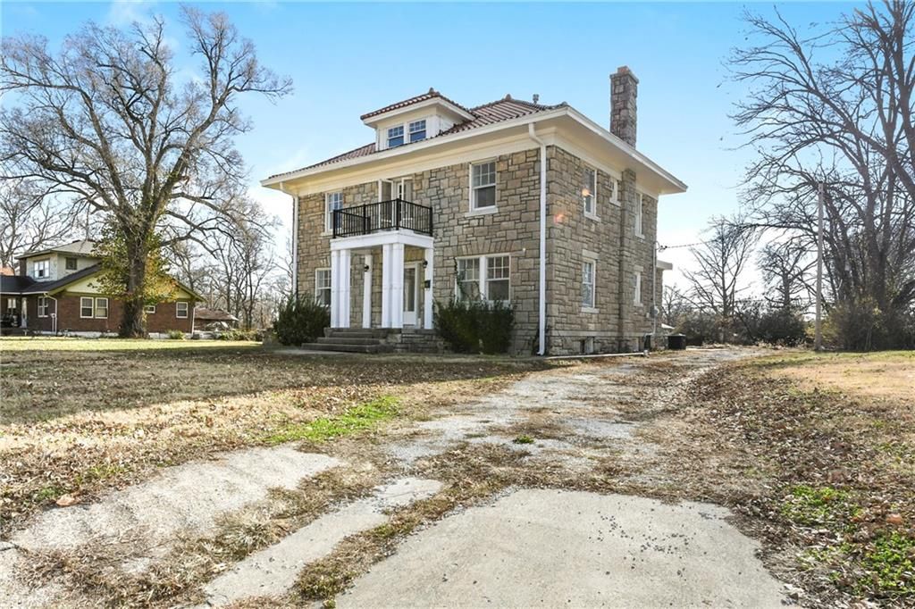 Photo of 4215 E 61st Street, Kansas City, MO 64130 (MLS # 2591869)