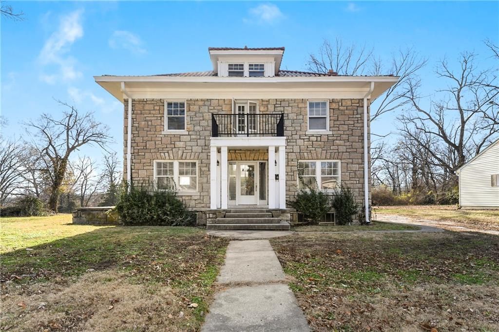 Photo of 4215 E 61st Street, Kansas City, MO 64130 (MLS # 2591869)