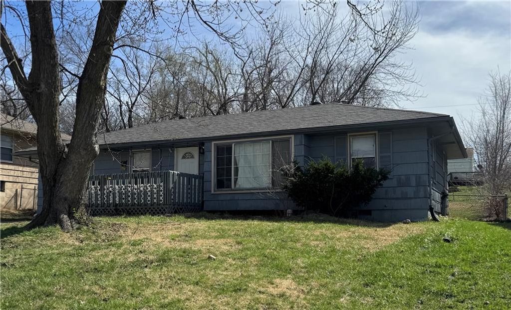Photo of 6003 E 99TH Street, Kansas City, MO 64134 (MLS # 2609089)