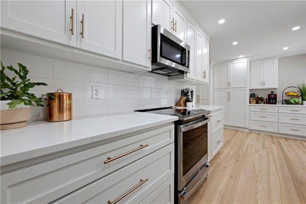 10428 GRAND AVE, KANSAS CITY, MO 64114 - Image f3dd0973d1dd68bd5666e289e62fdb5e/3987560625