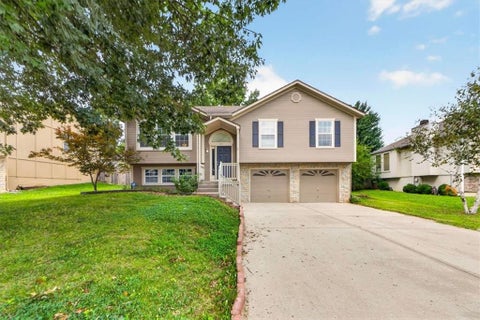 Photo of 524 NE Topaz Drive, Lees Summit, MO 64086 (MLS # 2633453)