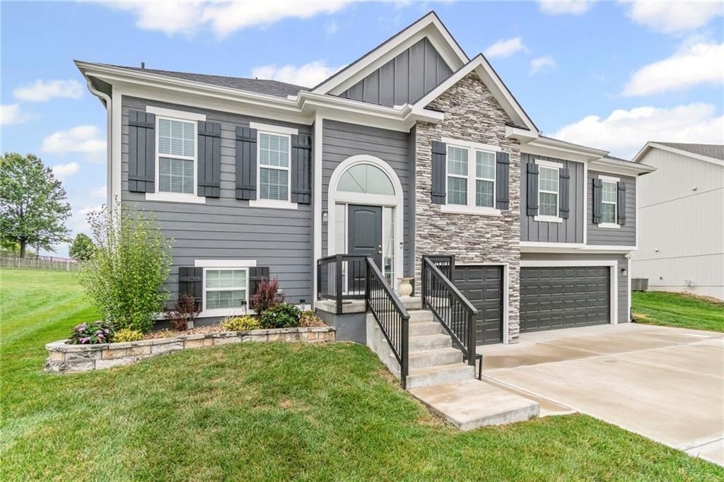 Photo of 1020 Poplar Lane, Liberty, MO 64068 (MLS # 2579839)