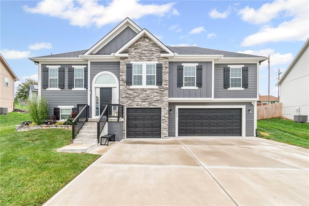 Photo of 1020 Poplar Lane, Liberty, MO 64068 (MLS # 2579839)