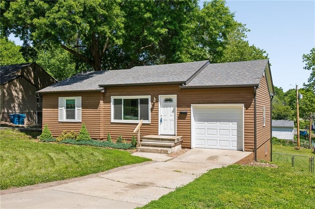 Photo of 748 Hillside Avenue, Liberty, MO 64068 (MLS # 2619766)