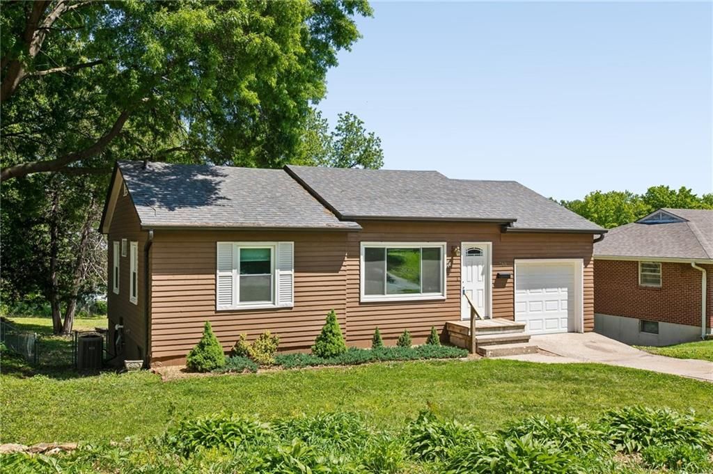 Photo of 748 Hillside Avenue, Liberty, MO 64068 (MLS # 2619766)