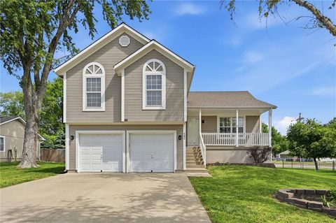 Photo of 402 Belmont Drive, Raymore, MO 64083 (MLS # 2617510)