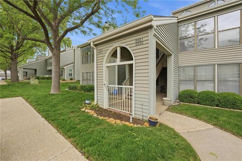 Photo of 8861 W 106th Terrace, Overland Park, KS 66212 (MLS # 2617265)