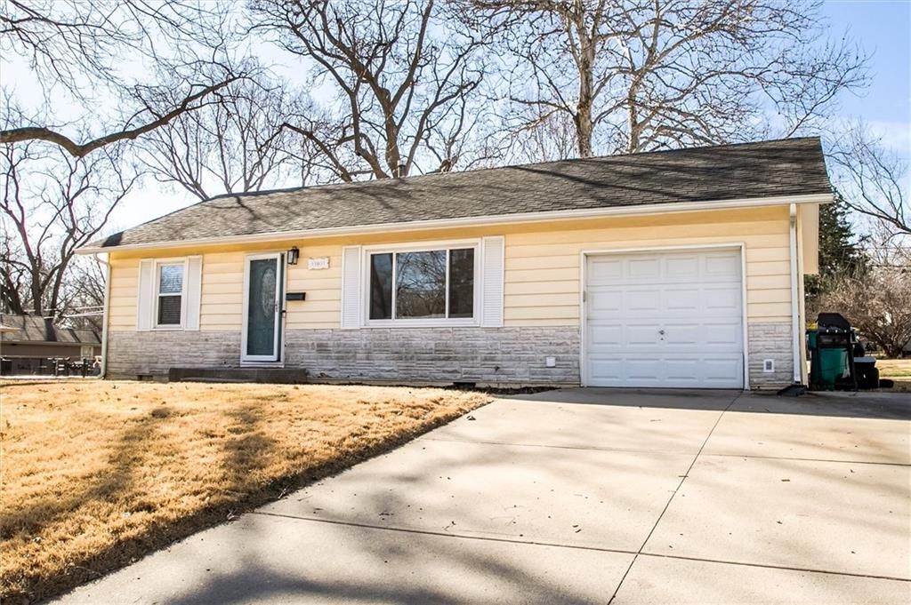 Photo of 11801 W 69th Street, Shawnee, KS 66203 (MLS # 2607582)