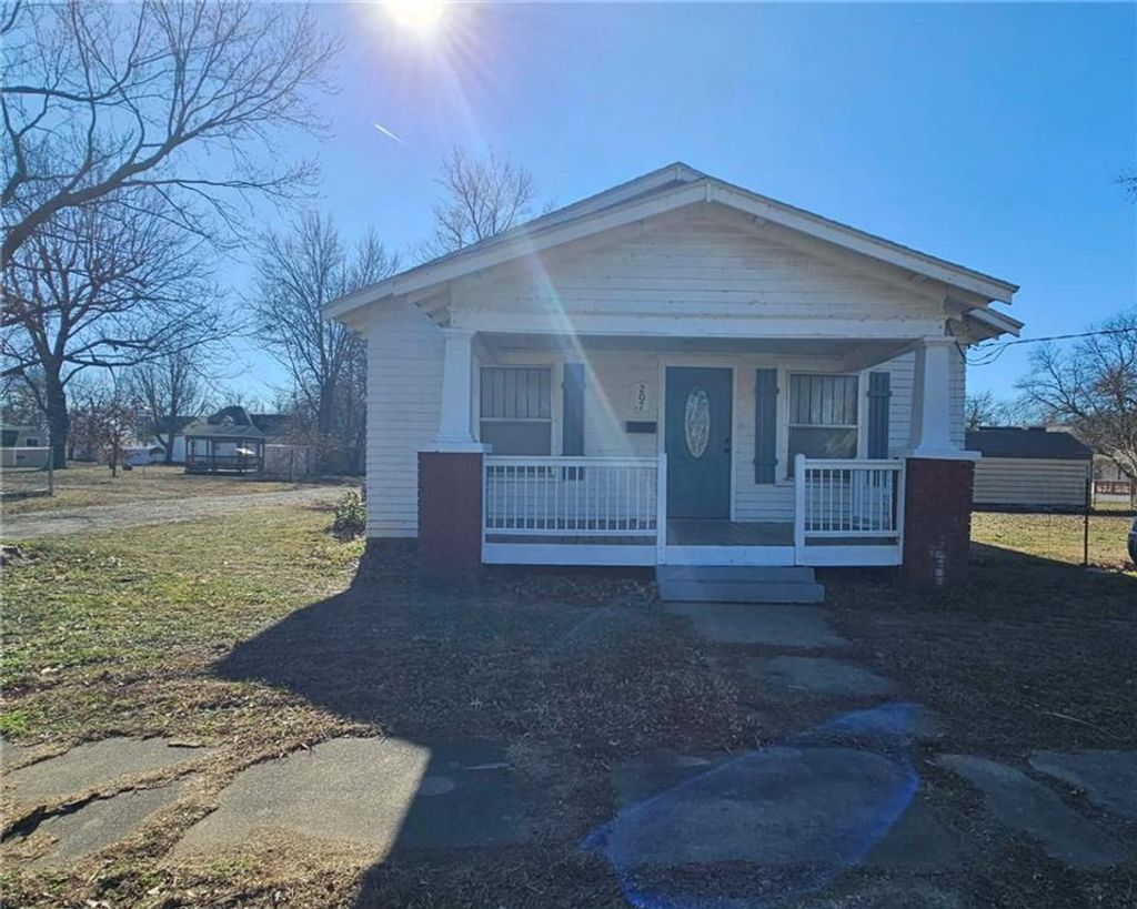 Photo of 207 E Antelope Street, Girard, KS 66743 (MLS # 2597889)