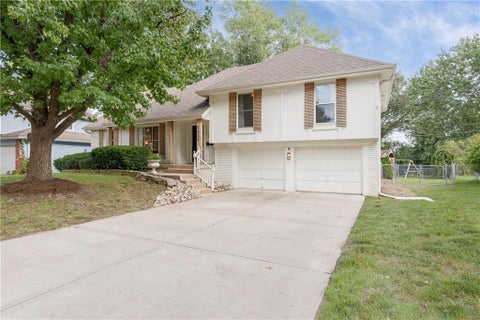 Photo of 9809 Winslow Place, Kansas City, MO 64131 (MLS # 2644085)