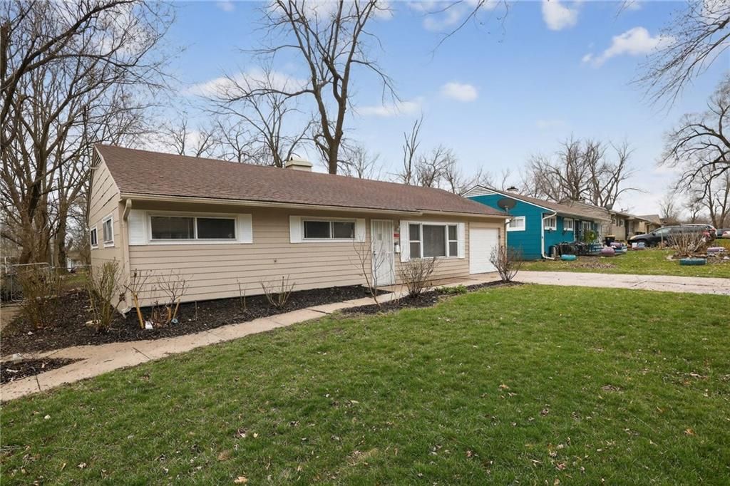 Photo of 7811 E 112th Street, Kansas City, MO 64134 (MLS # 2606902)