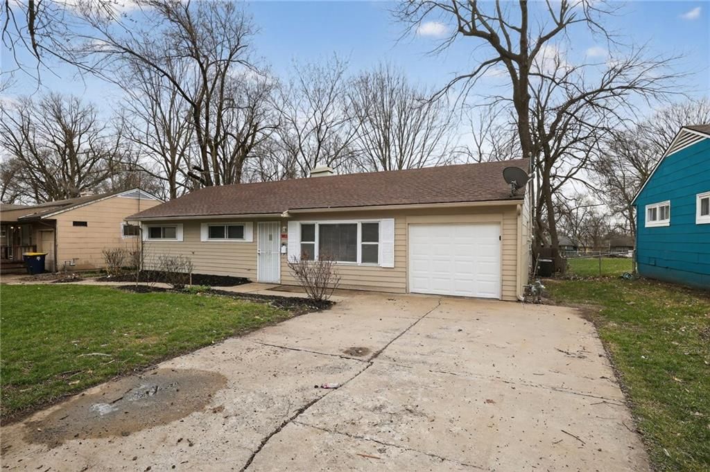 Photo of 7811 E 112th Street, Kansas City, MO 64134 (MLS # 2606902)