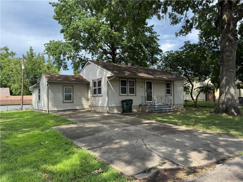 Photo of 1510 Hope Street, Leavenworth, KS 66048 (MLS # 2634684)