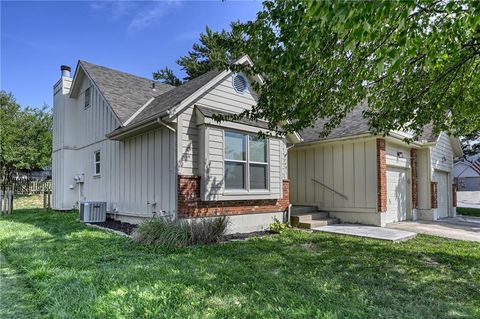 Photo of 749 SE CLAREMONT Street, Lees Summit, MO 64063 (MLS # 2621350)