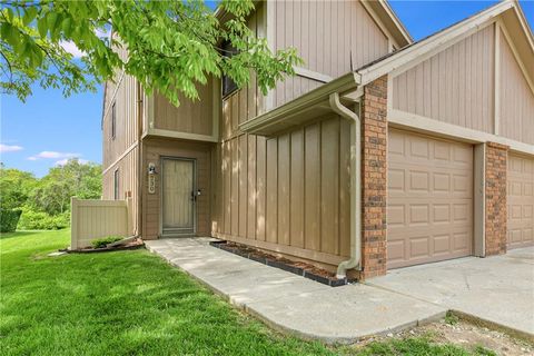 Photo of 230 SW Pinetree Lane, Lees Summit, MO 64063 (MLS # 2617895)