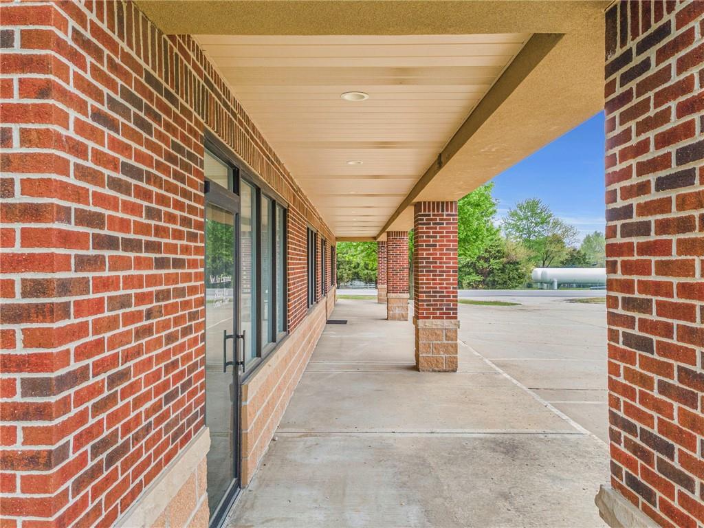 204 & 208 N US 169 Highway