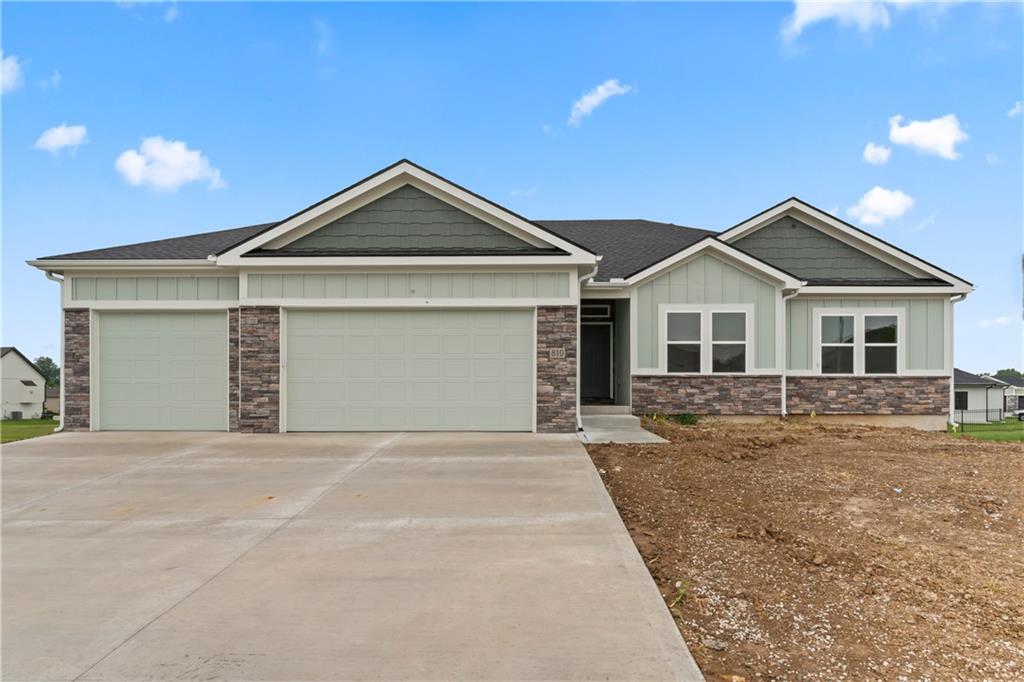 810 W Solomon Drive