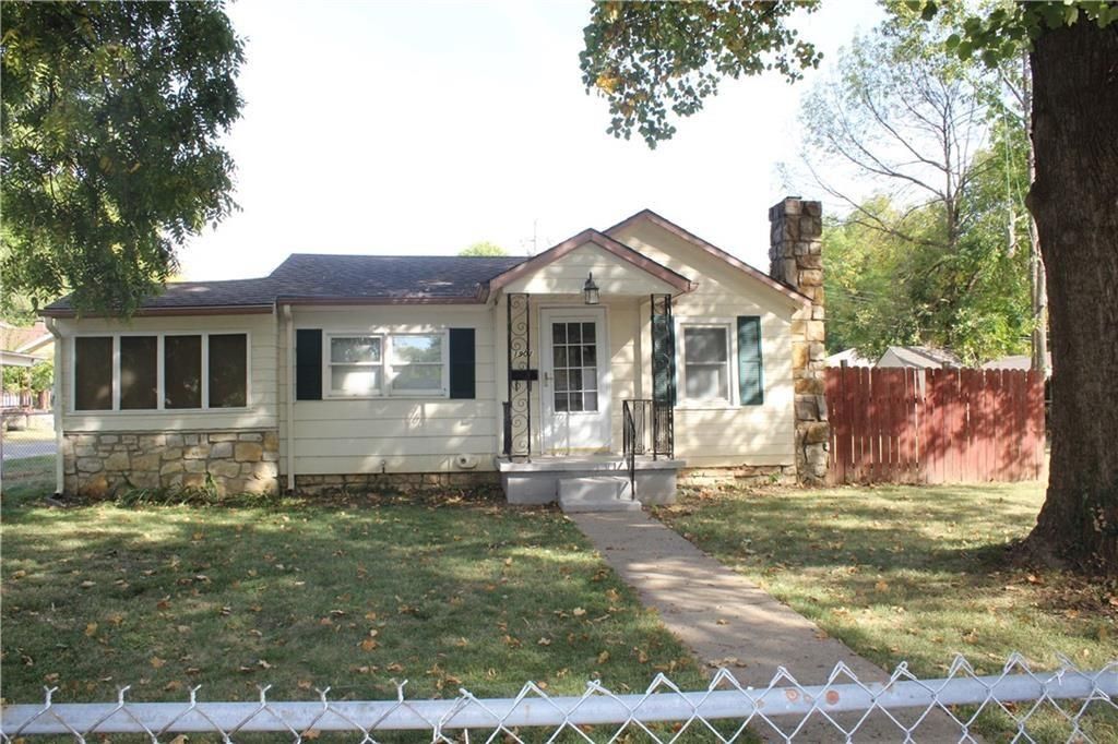 Photo of 1901 S Hardy Avenue, Independence, MO 64052 (MLS # 2598826)