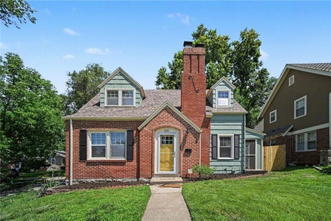 Photo of 200 E 73rd Street, Kansas City, MO 64114 (MLS # 2627894)