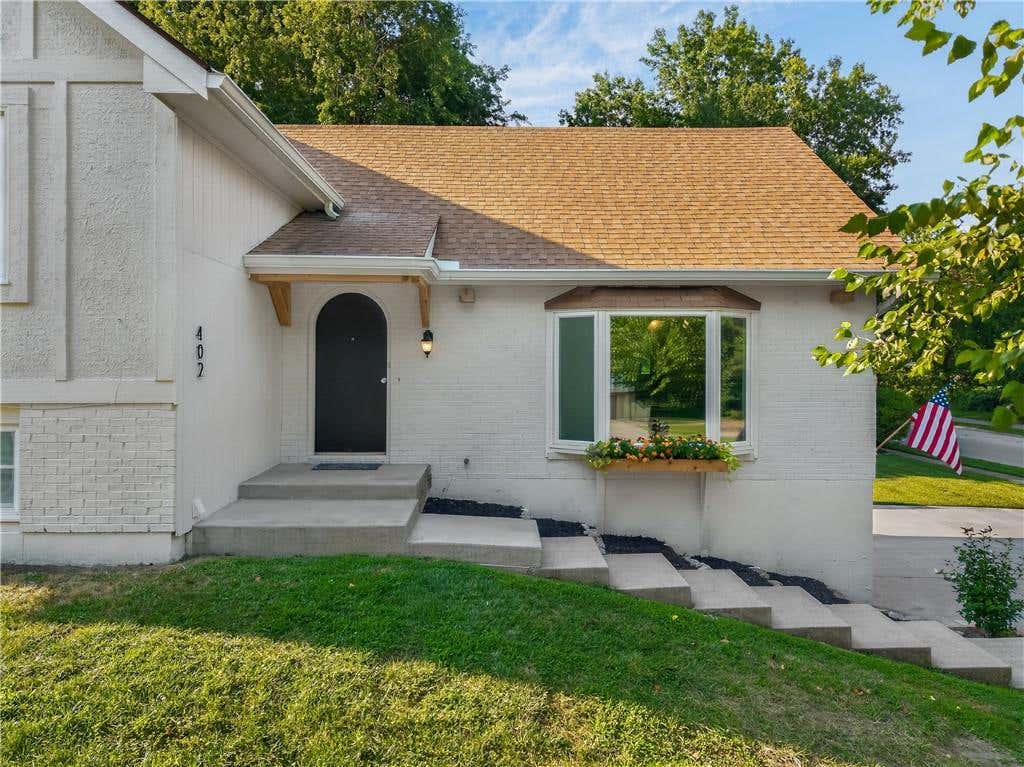 Photo of 402 Kingsley Avenue, Liberty, MO 64068 (MLS # 2632822)