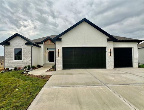 Photo of 1909 Longview Drive, Liberty, MO 64068 (MLS # 2584458)