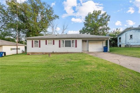 Photo of 1305 Hibbard Street, Coffeyville, KS 67337 (MLS # 2628964)