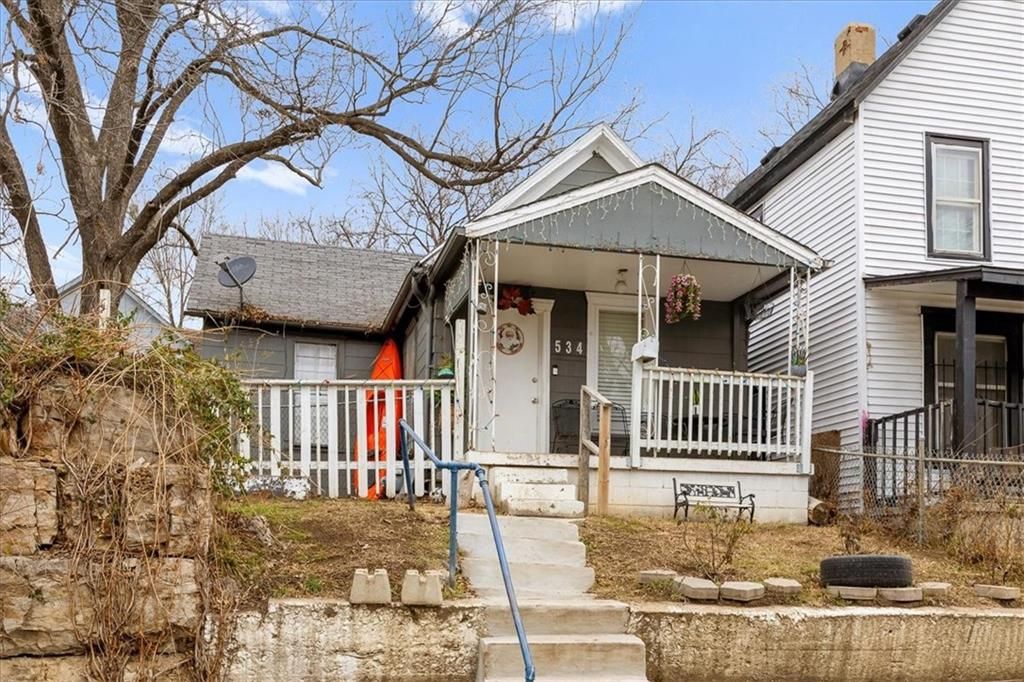 Photo of 534 Reynolds Avenue, Kansas City, KS 66101 (MLS # 2592035)