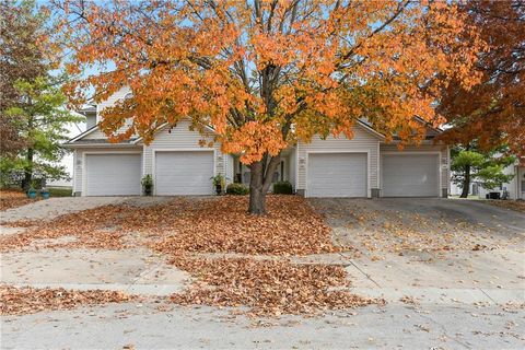 1327 SE Broadway Circle, Lee\'s Summit, MO 64081 - MLS#: 2587523