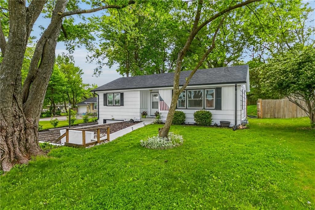 Photo of 110 N ridge Avenue, Liberty, MO 64068 (MLS # 2610561)