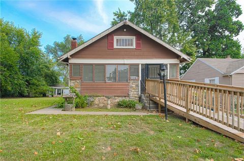 Photo of 2216 E 73rd Street, Kansas City, MO 64132 (MLS # 2582416)