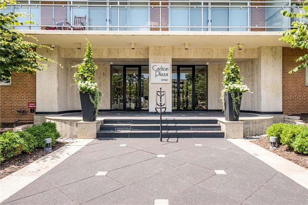 Photo of 4740 Roanoke Parkway #605, Kansas City, MO 64112 (MLS # 2591853)