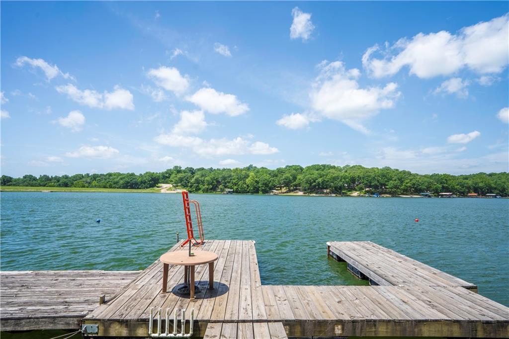 314 SE Lakeside Drive