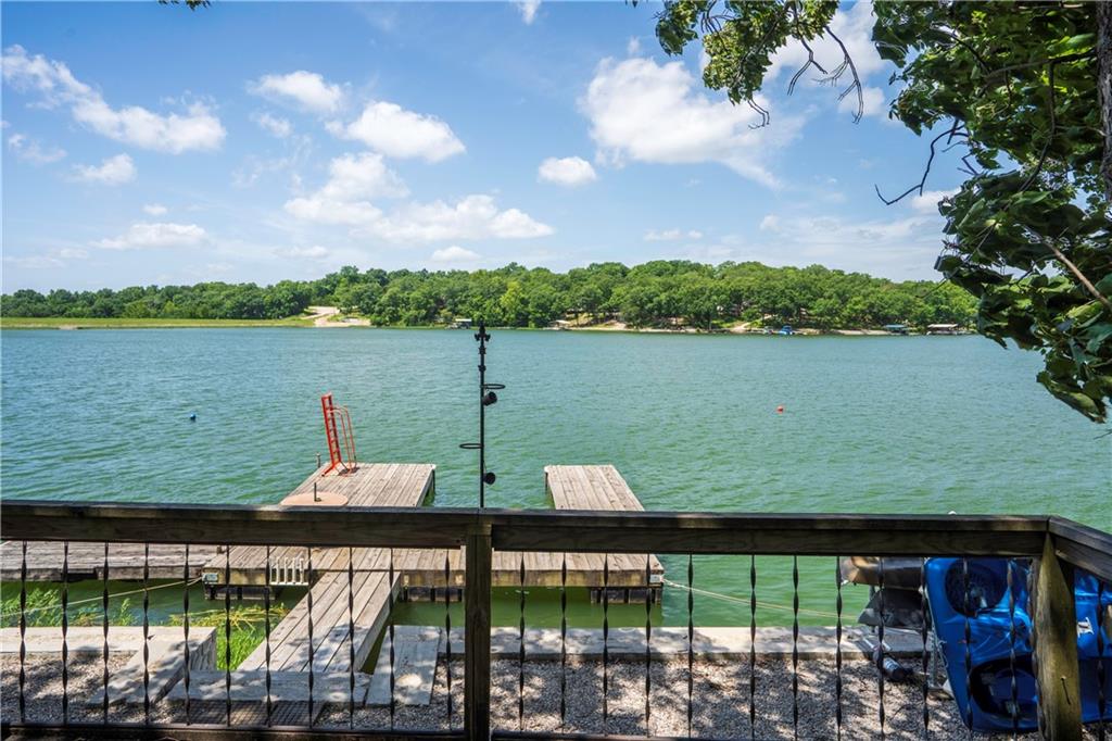 314 SE Lakeside Drive
