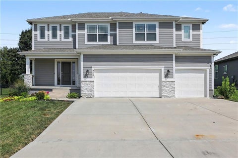 Photo of 913 NE Ravenwood Terrace, Lees Summit, MO 64086 (MLS # 2637423)