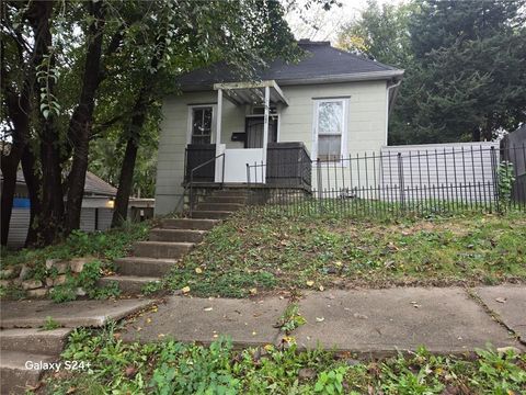Photo of 2814 S 20th Street, St Joseph, MO 64503 (MLS # 2584734)