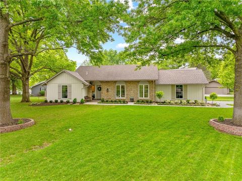 Photo of 7205 W 101st Street, Overland Park, KS 66212 (MLS # 2616524)