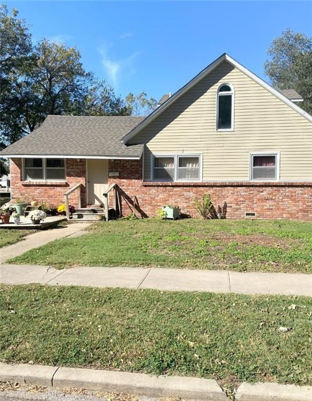 Photo of 410 S Chestnut Street, Iola, KS 66749 (MLS # 2598506)