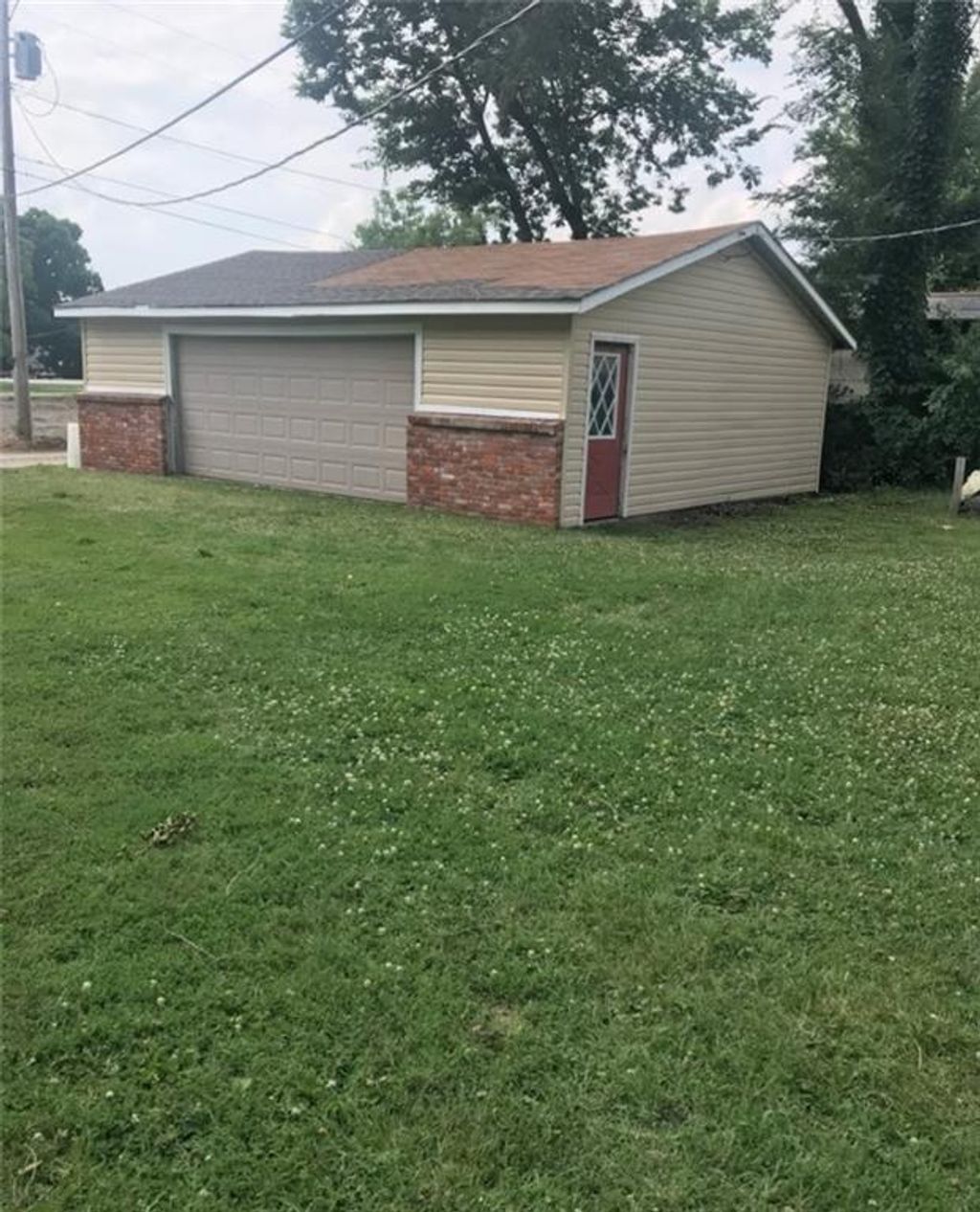 Photo of 410 S Chestnut Street, Iola, KS 66749 (MLS # 2598506)