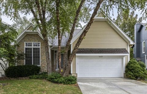 Photo of 11425 CODY Street, Overland Park, KS 66210 (MLS # 2583939)